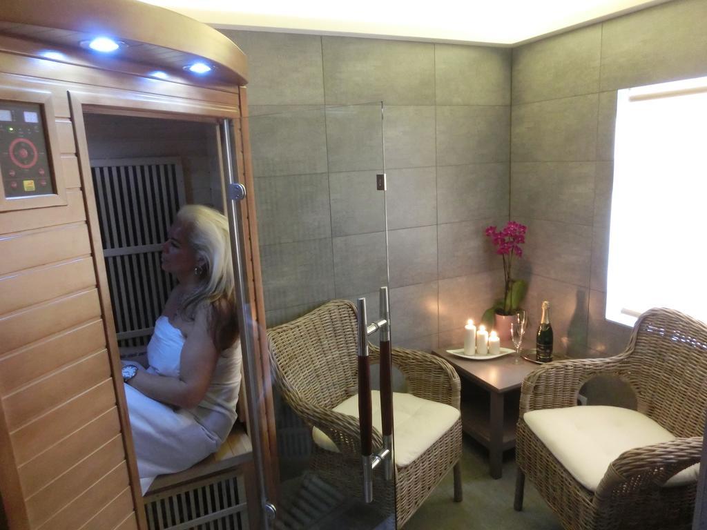 ホテル Dvur Stran & Wellness カルロヴィ・ヴァリ エクステリア 写真