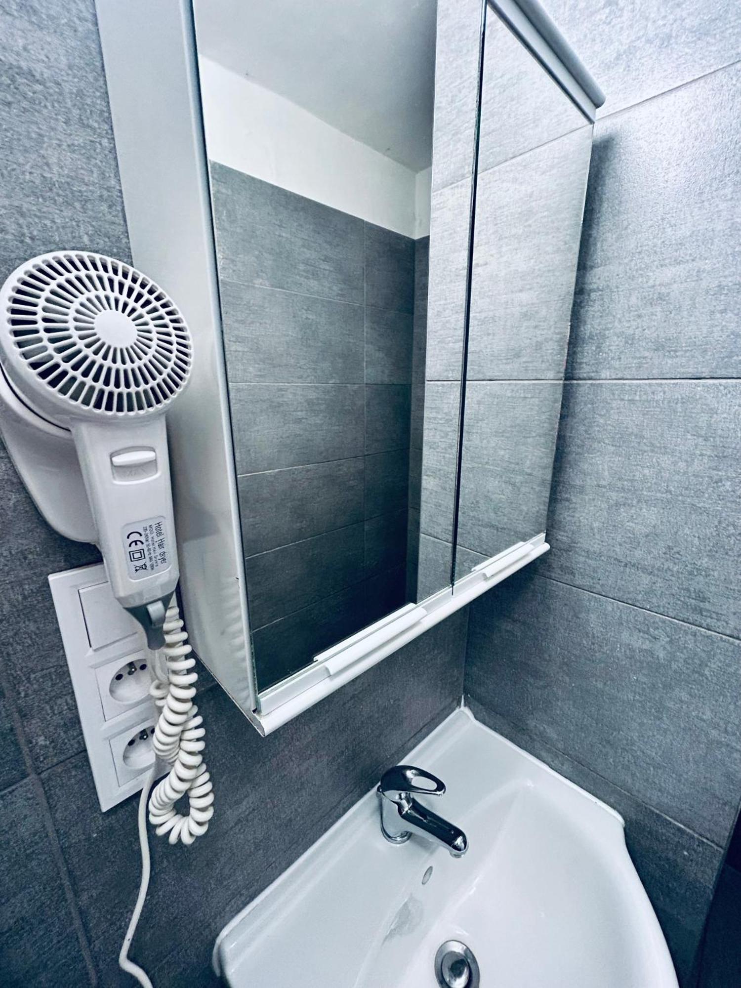 ホテル Dvur Stran & Wellness カルロヴィ・ヴァリ エクステリア 写真