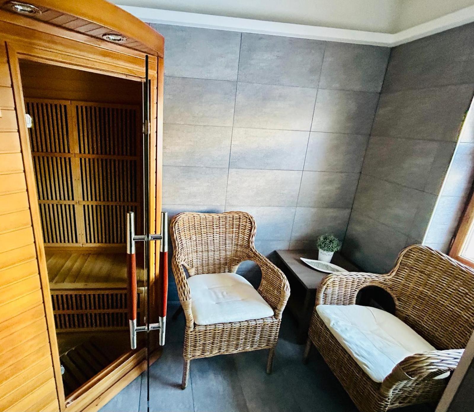 ホテル Dvur Stran & Wellness カルロヴィ・ヴァリ エクステリア 写真