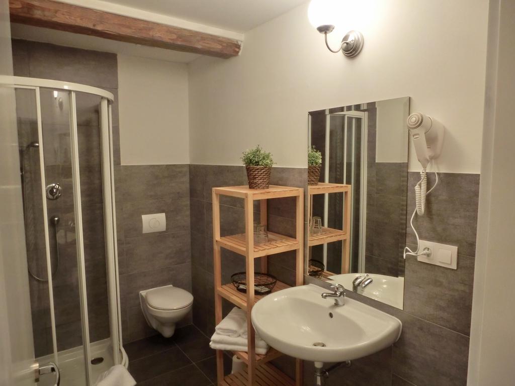 ホテル Dvur Stran & Wellness カルロヴィ・ヴァリ 部屋 写真