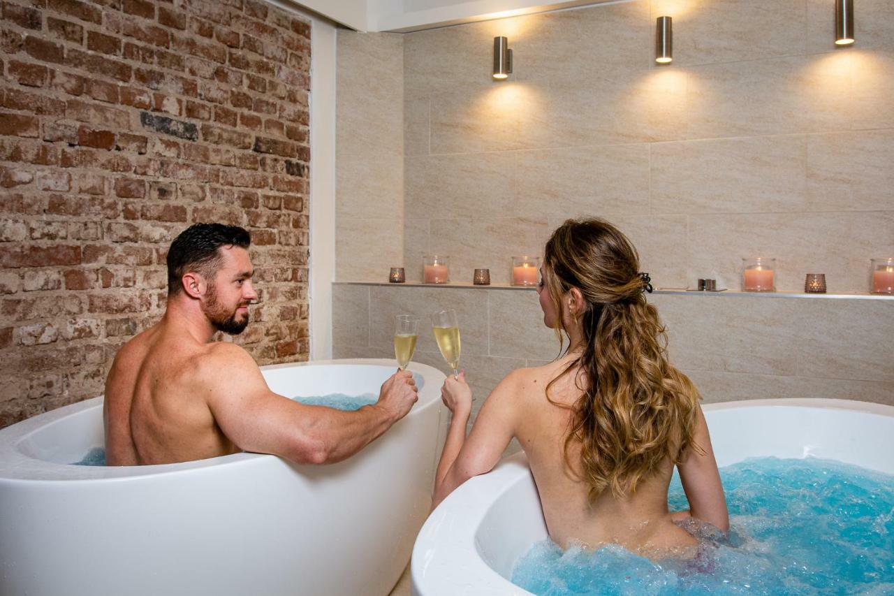 ホテル Dvur Stran & Wellness カルロヴィ・ヴァリ エクステリア 写真